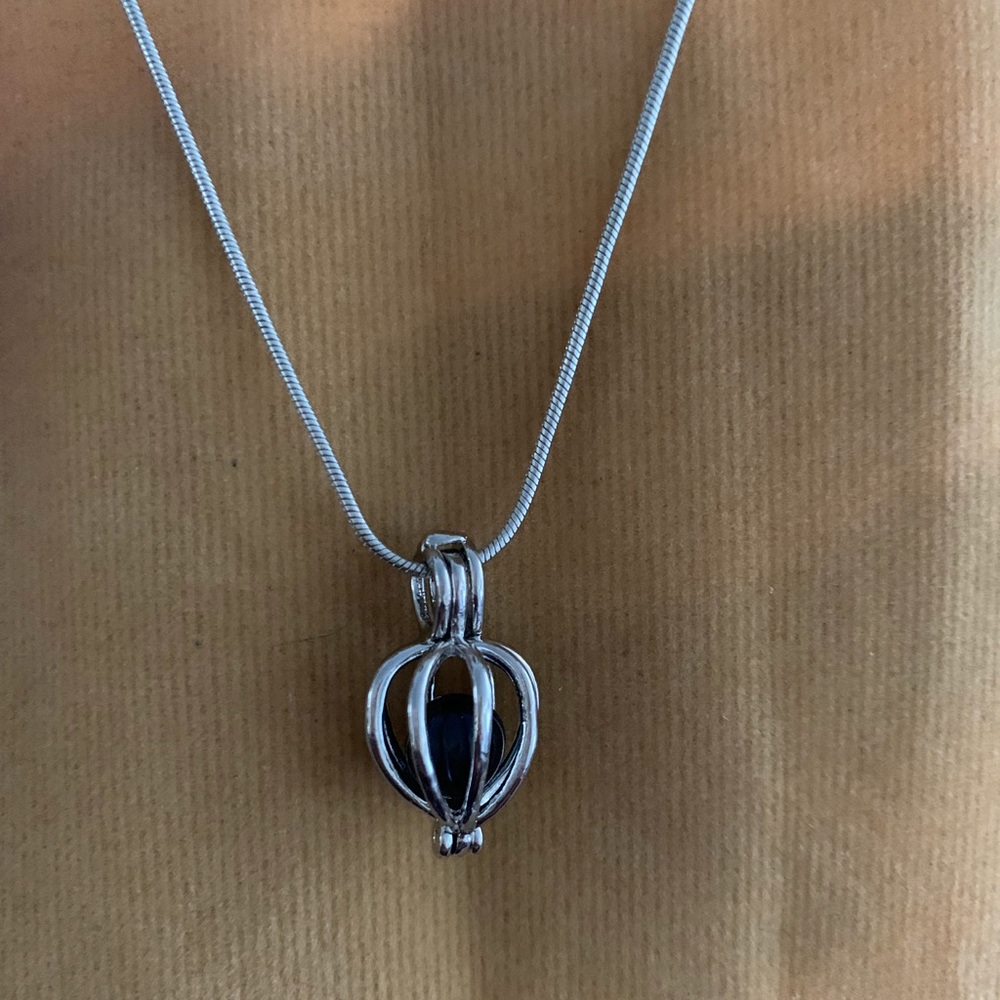 Pearl pendant necklace